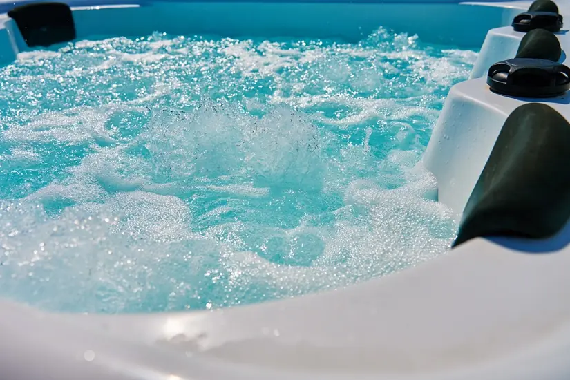 Sprudelndes Wasser in einem Whirlpool
