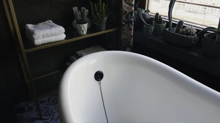 Hochwertige Sanitärinstallation in einem modernen Bad