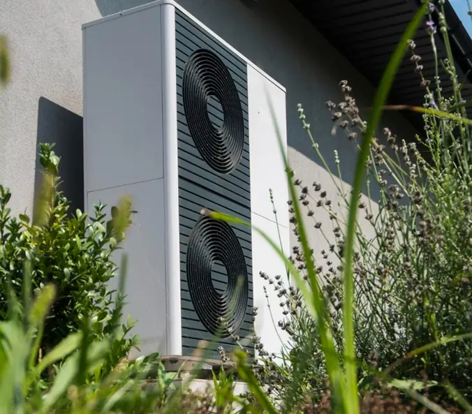 Moderne Wärmepumpe an einem Wohngebäude